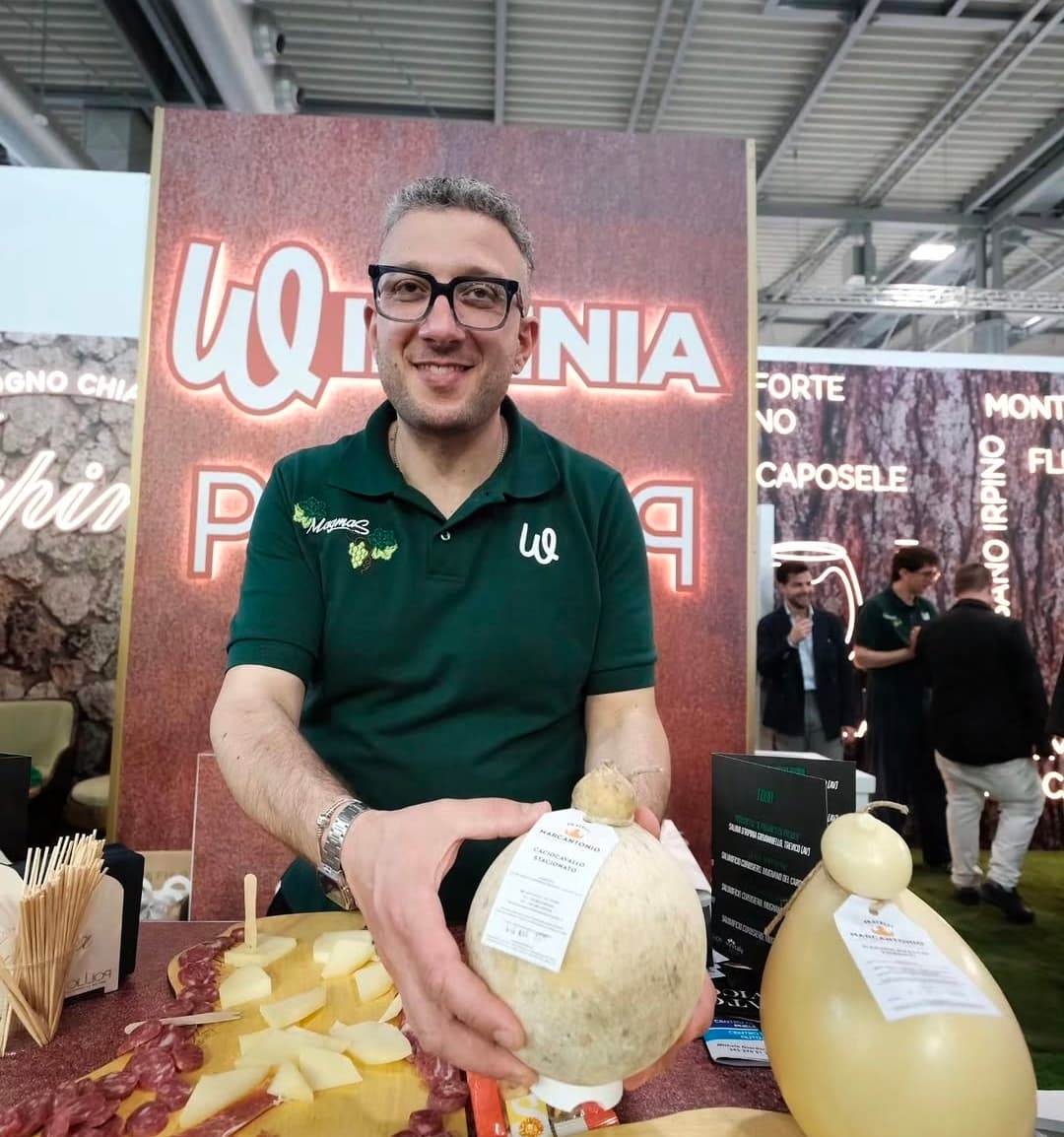 Forme di caciocavallo podolico