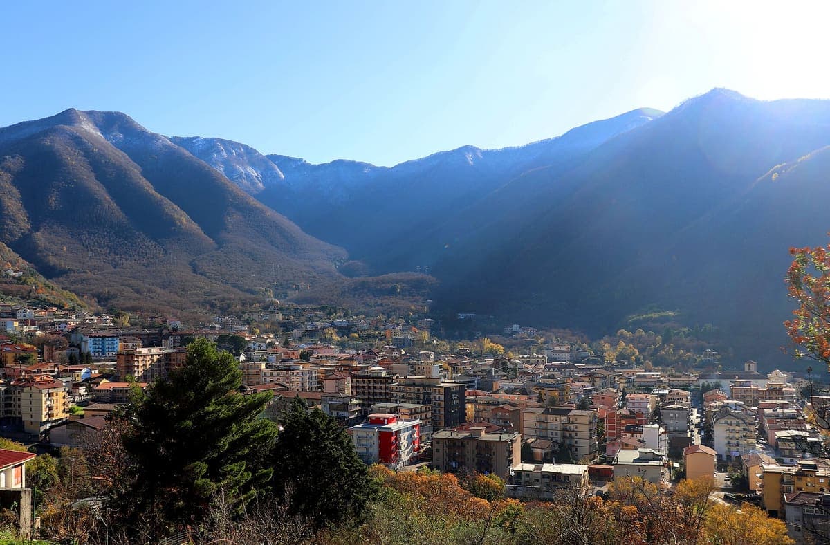 Lavorazione della pelle in una bottega di Solofra