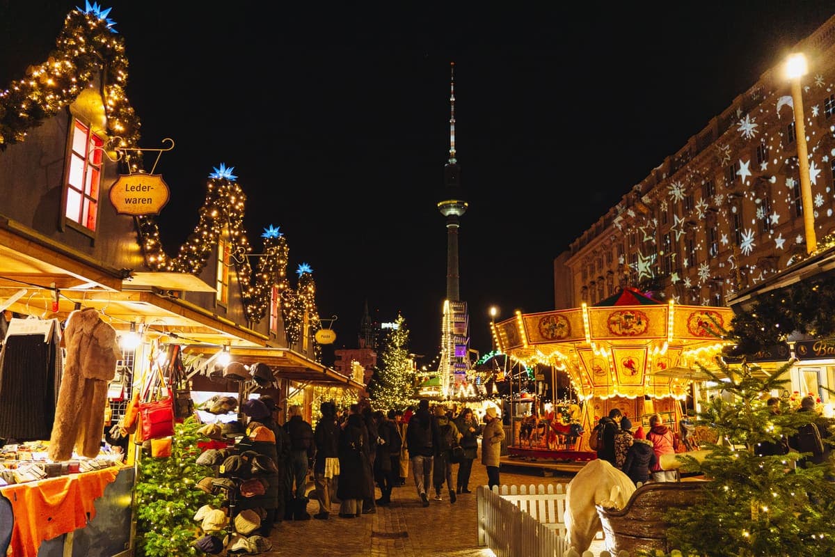 Luci e bancarelle del mercatino di Natale
