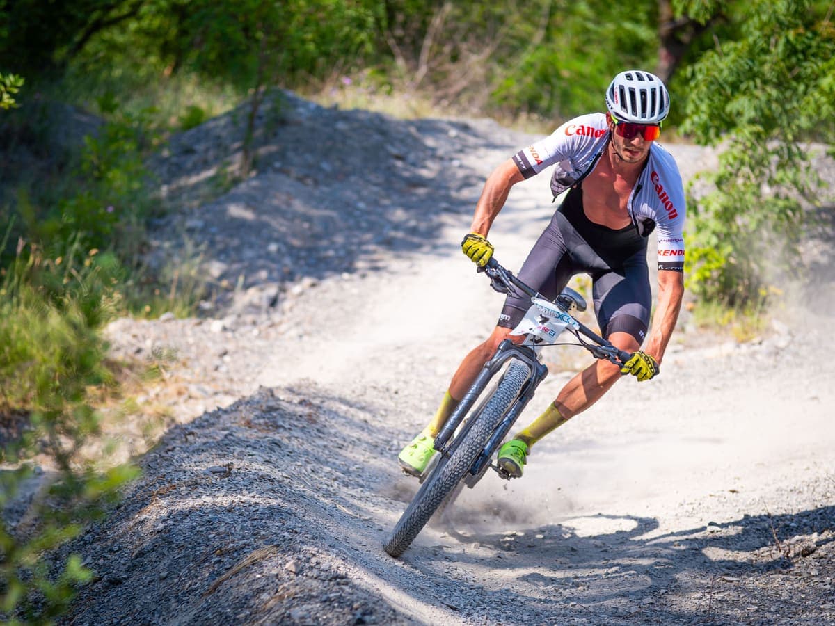 Ciclista su un sentiero dell'Appennino irpino